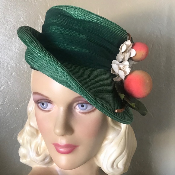 LOVELY 1940s' VINTAGE GREEN STRAW FEDORA WITH IMITATION 'PEACHES' & FLOWERS
